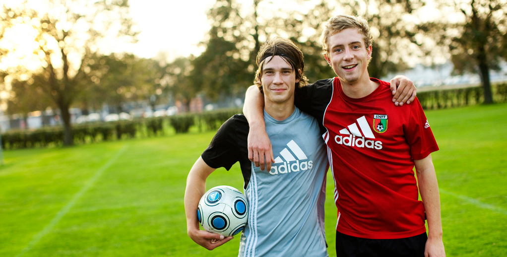 5 benefícios de jogar futebol com os amigos